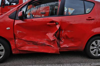 WINNENDEN: Kreuzungsunfall in Winnenden - Feuerwehr befreit Fahrerin aus ihrem Pkw